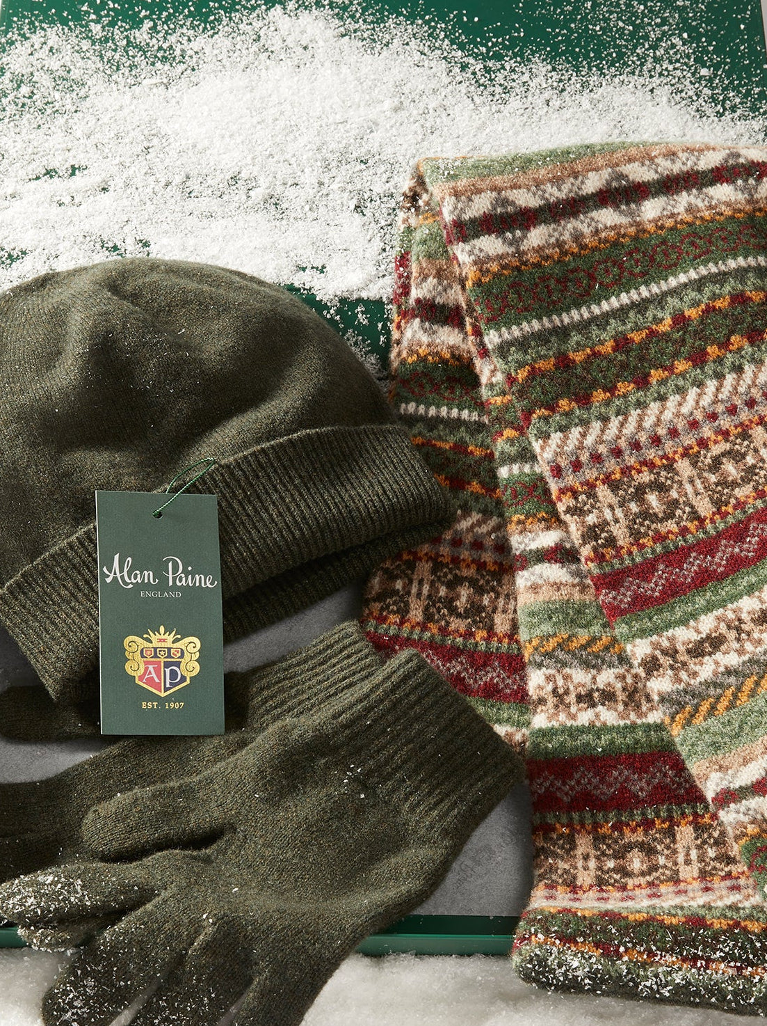 Conjunto de gorro, bufanda y guantes de lana de punto para hombre Tideswell en color alga marina.
