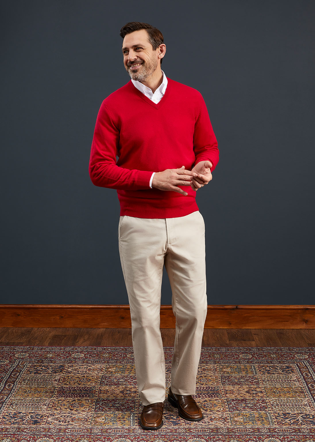 Men's Geelong Lambswool Vee Neck Jumper in Raspberry