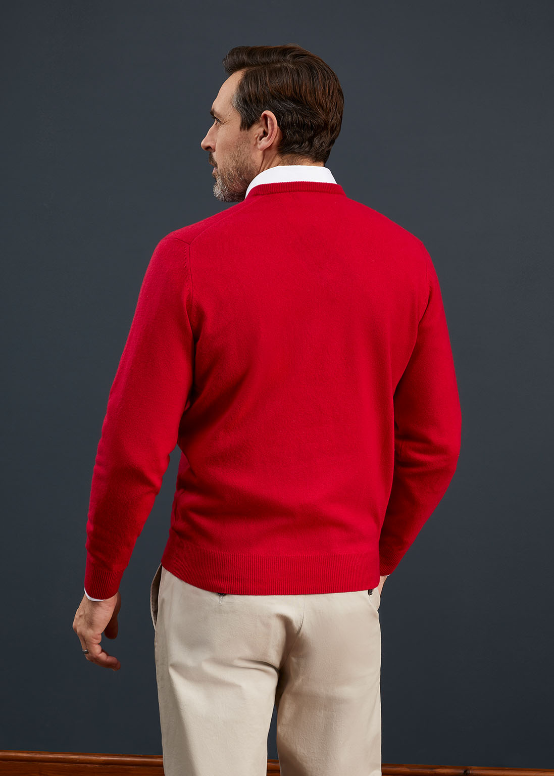 Men's Geelong Lambswool Vee Neck Jumper in Raspberry