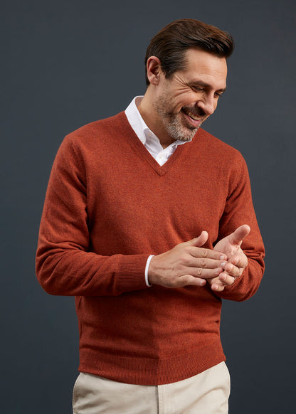 Men's Geelong Lambswool Vee Neck Jumper in Tiger