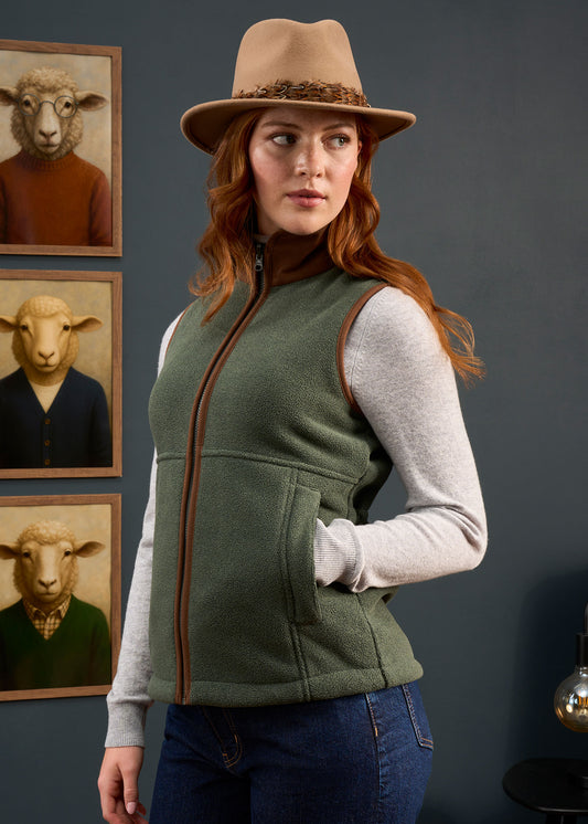 Chaleco polar para mujer Aylsham en color verde cedro - Corte estándar
