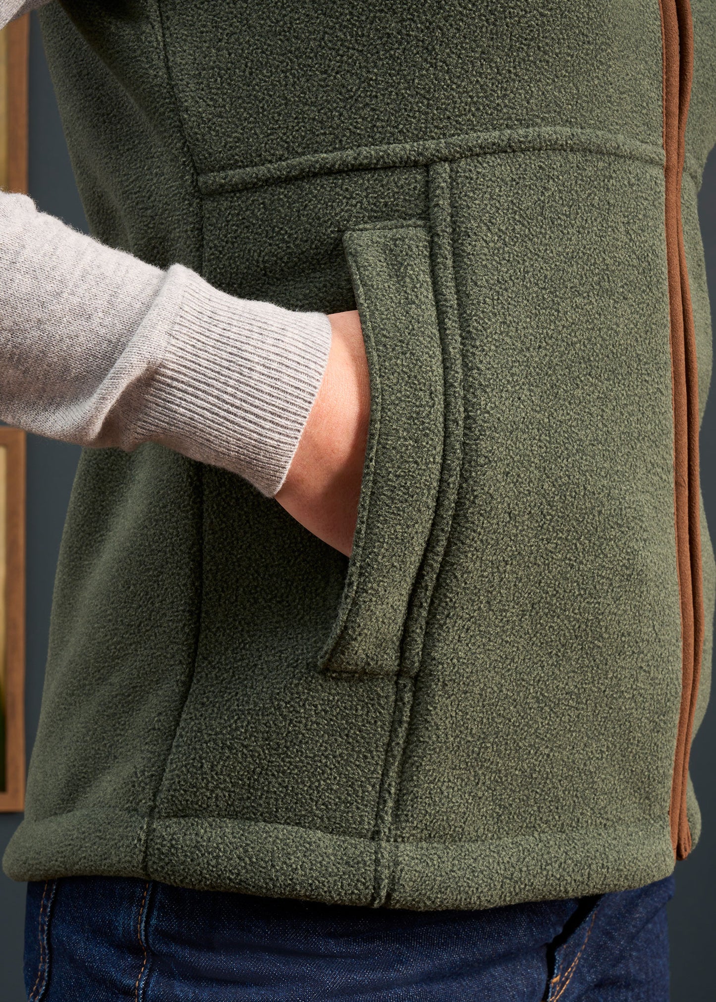 Chaleco polar para mujer Aylsham en color verde cedro - Corte estándar
