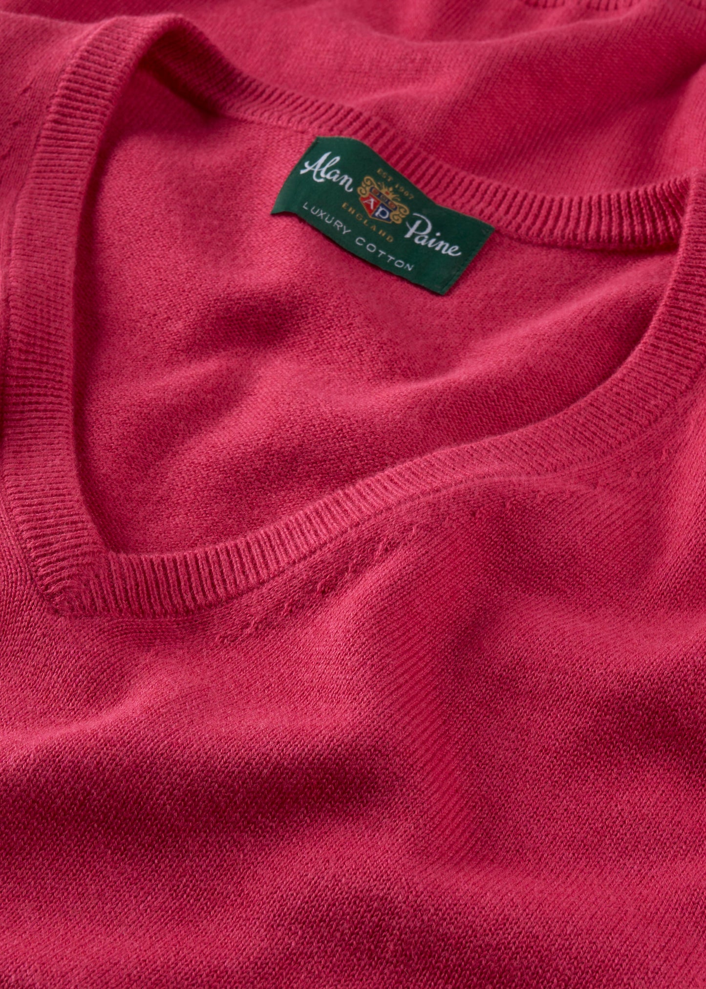 Men's Cotton Cashmere Vee Neck Jumper in Raspberry