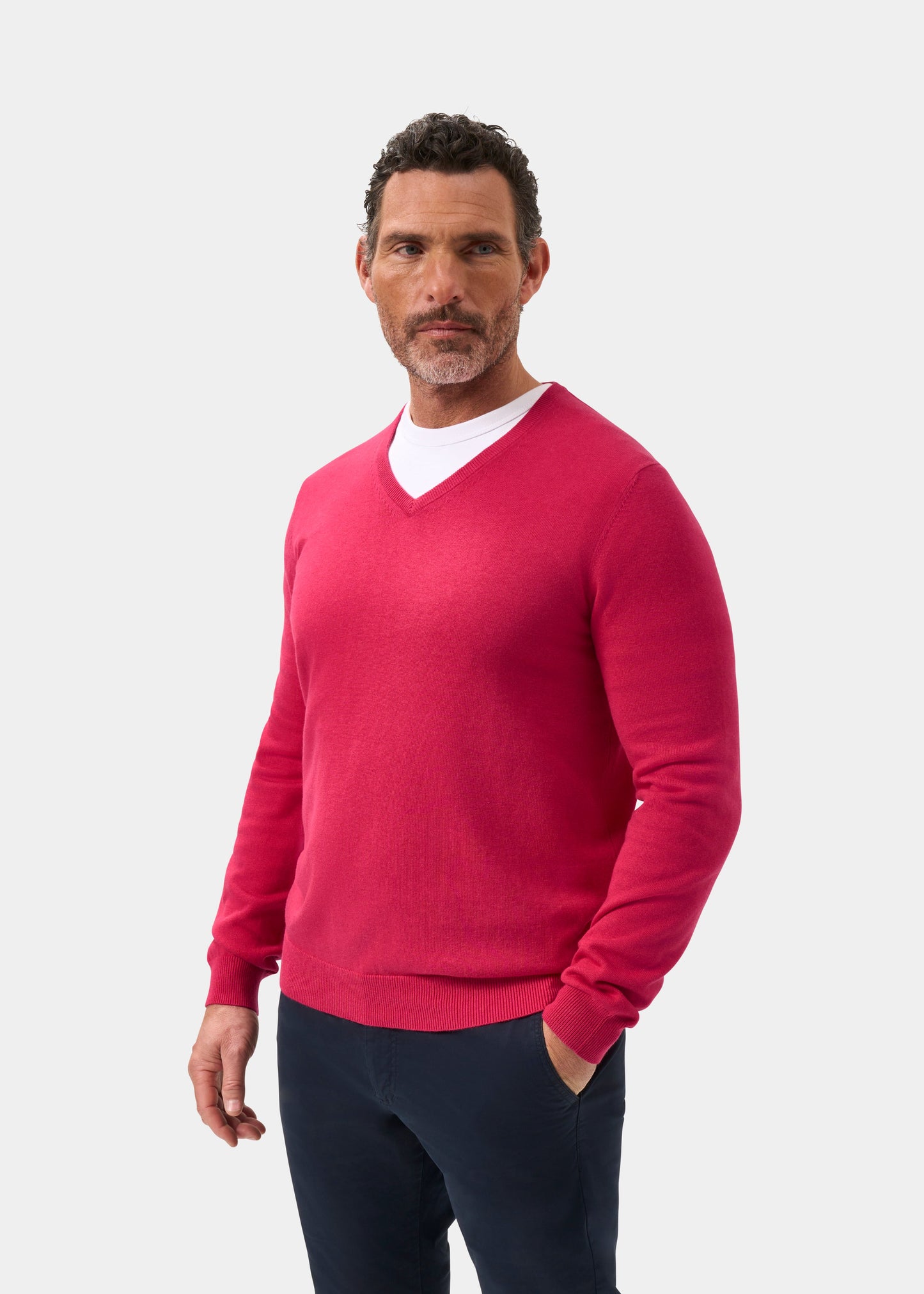 Men's Cotton Cashmere Vee Neck Jumper in Raspberry