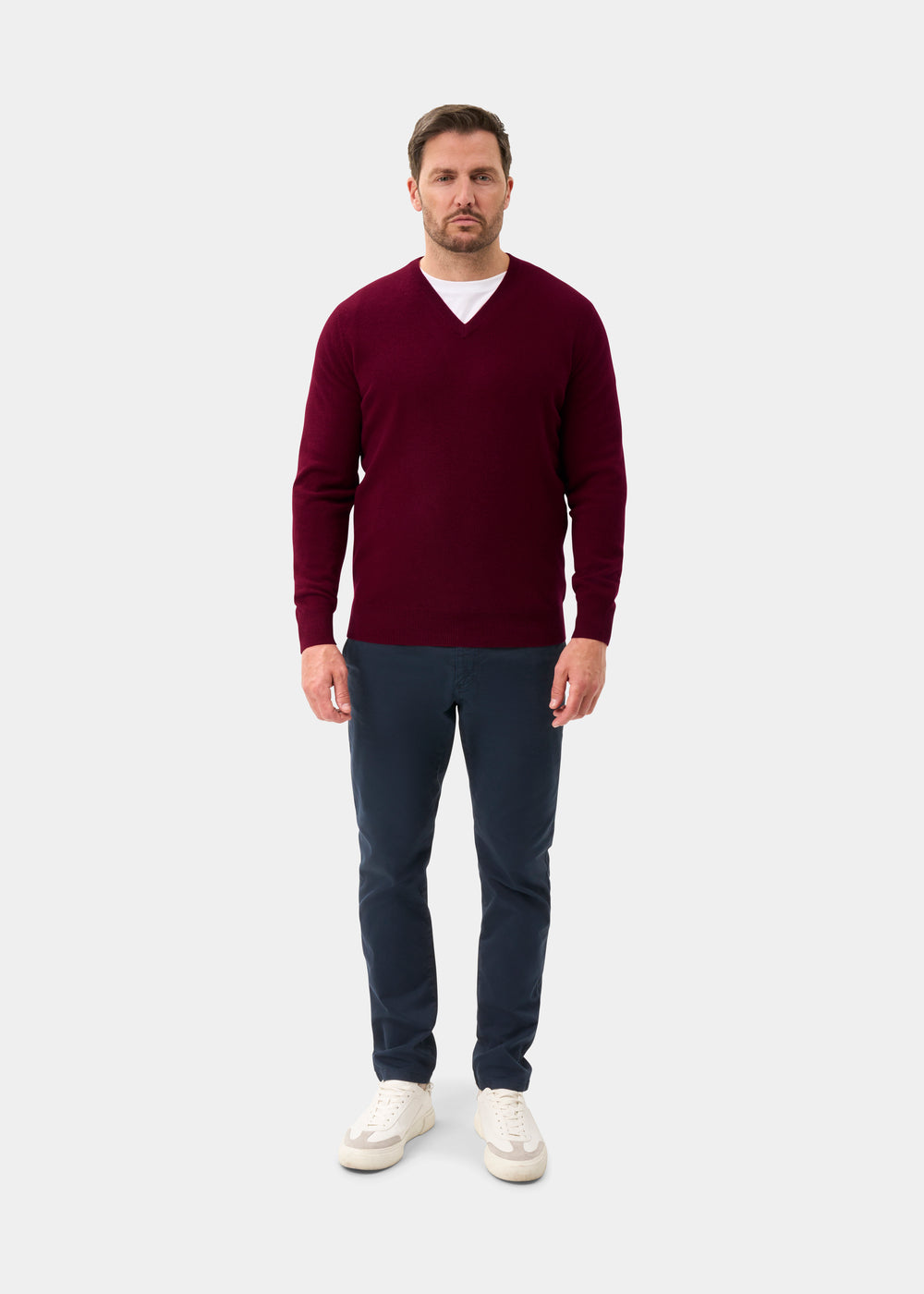 Men's Geelong Wool Vee Neck Jumper in Claret