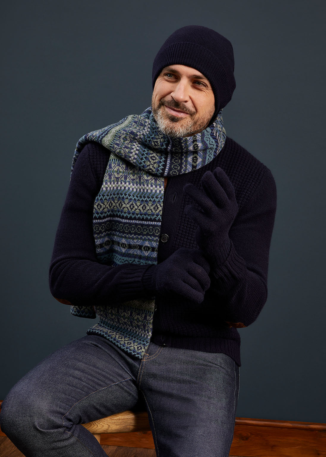 Conjunto de gorro, bufanda y guantes de lana para hombre Tideswell en azul marino.
